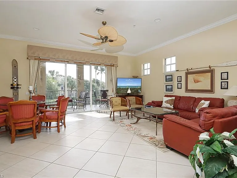 400 L Ambiance Cir #206 — Photo 4