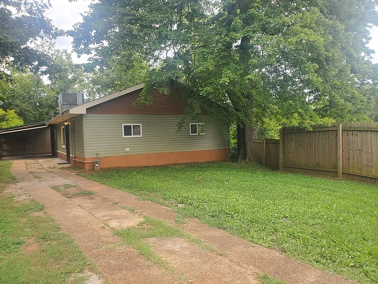 3104 Carlton Ave — Photo 2