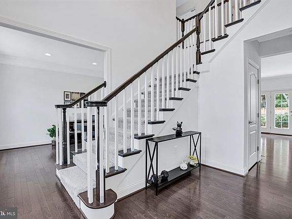 4th image of 5602 Grosvenor Ln