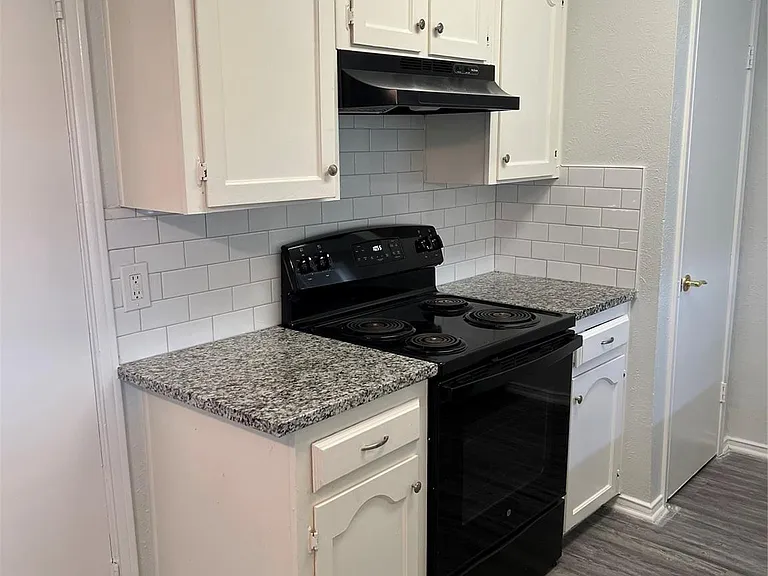 507 Hilltop Ln — Photo 2