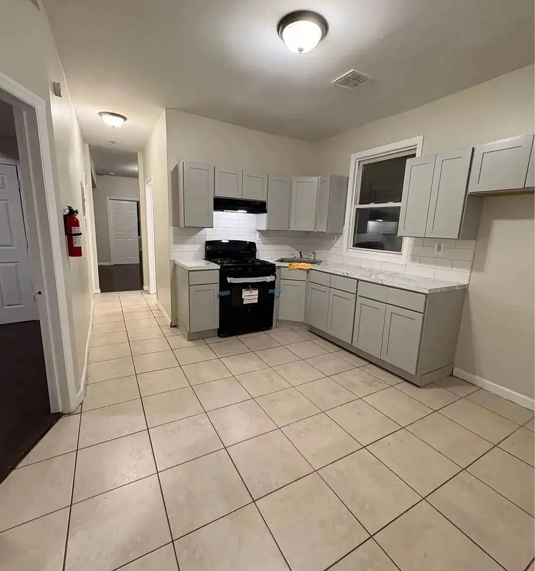 4 bed, $2,450 — Photo 1