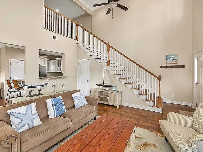 115 Maple St — Photo 2