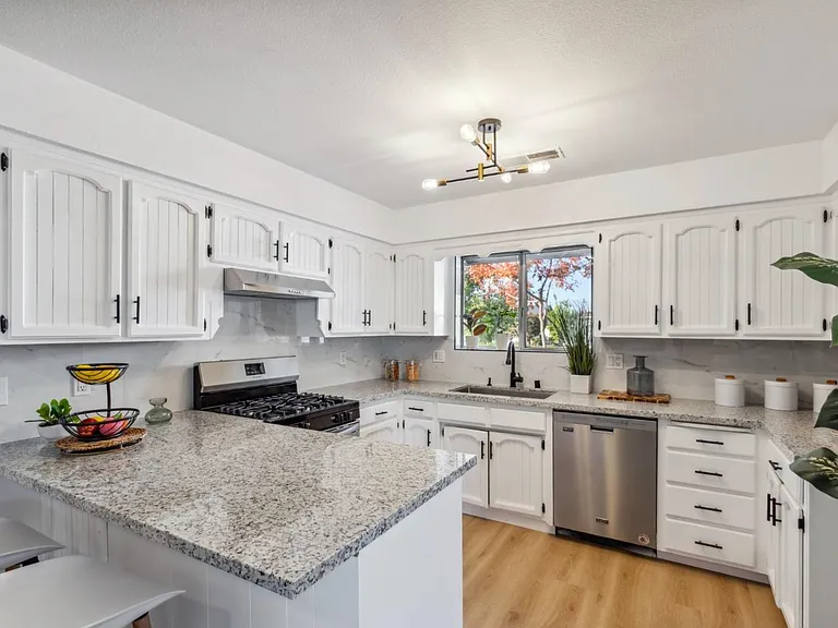 929 Moffat Dr — Photo 6