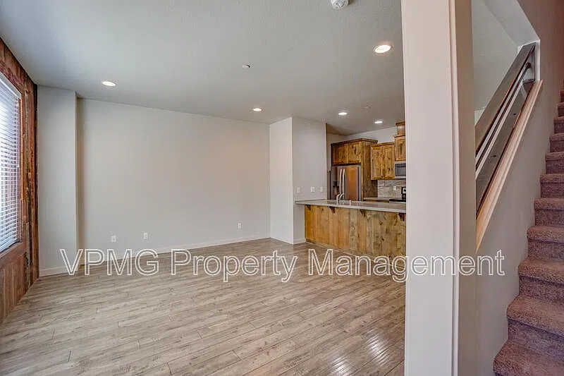 3 bed, 2.5 bath, 1806 sqft, $2,195 — Photo 4