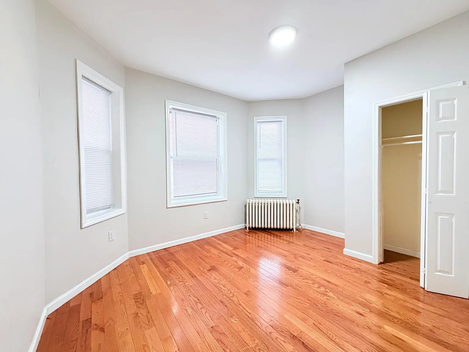 635 Bergen Ave — Photo 3