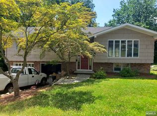 12 Queen Ct, Park Ridge, NJ 07656