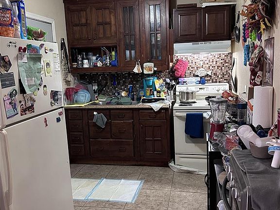 5th image of 1977 S Walnut Ave