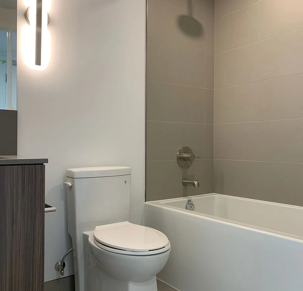 Zen King West Condo — Photo 2