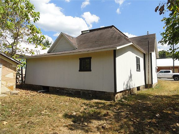 4th image of 405 Oak St