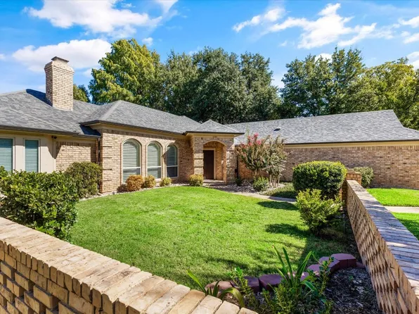 1405 Brookshire Dr, Bedford, TX 76021