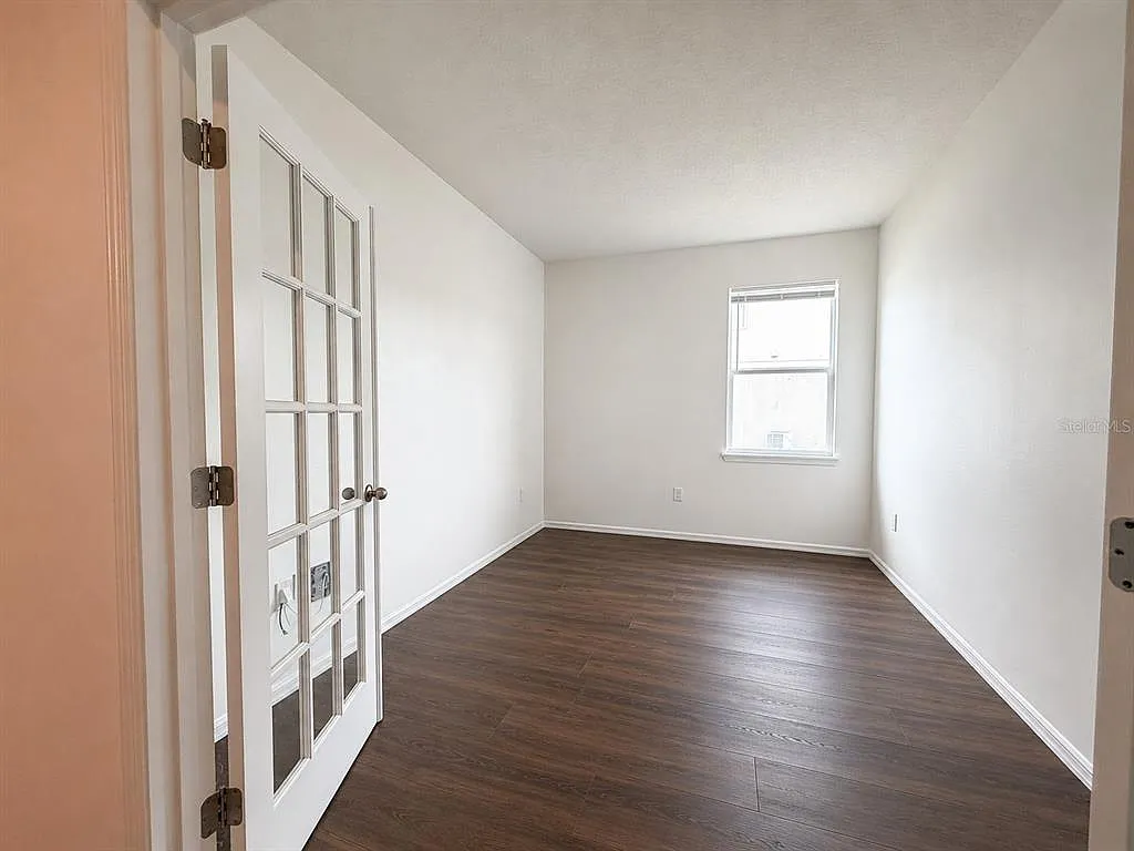 3 bed, 2.0 bath, 2001 sqft, $2,400 — Photo 4