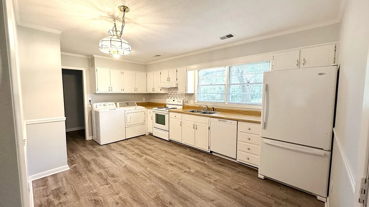 Kitchen - all of the interior of the house has been painted recently and has new flooring. Large double window in kitchen with a view of the Magnificent Oak Tree in the front yard. - 204 Friendly Ln