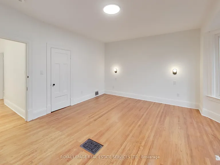218 Montrose Ave — Photo 31
