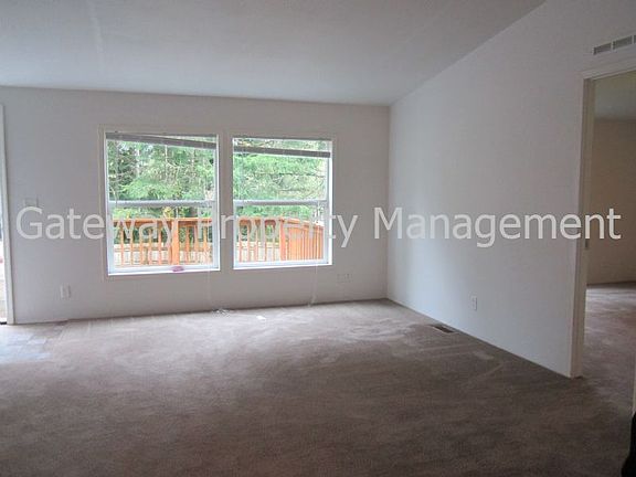 4th image of 451 E Lakeshore Dr E