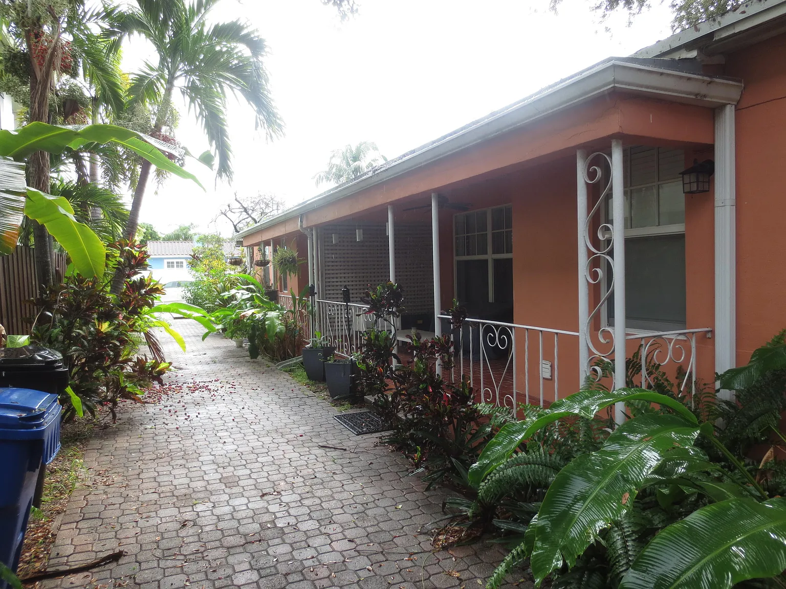 2 bed, 2.0 bath, 1915 sqft, $2,300 — Photo 2