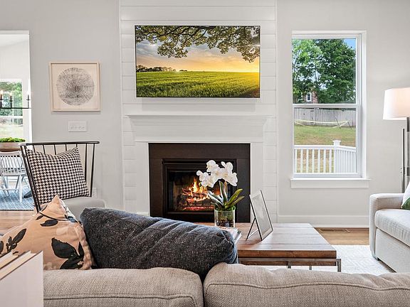 3rd image of 409 Crownleaf Dr