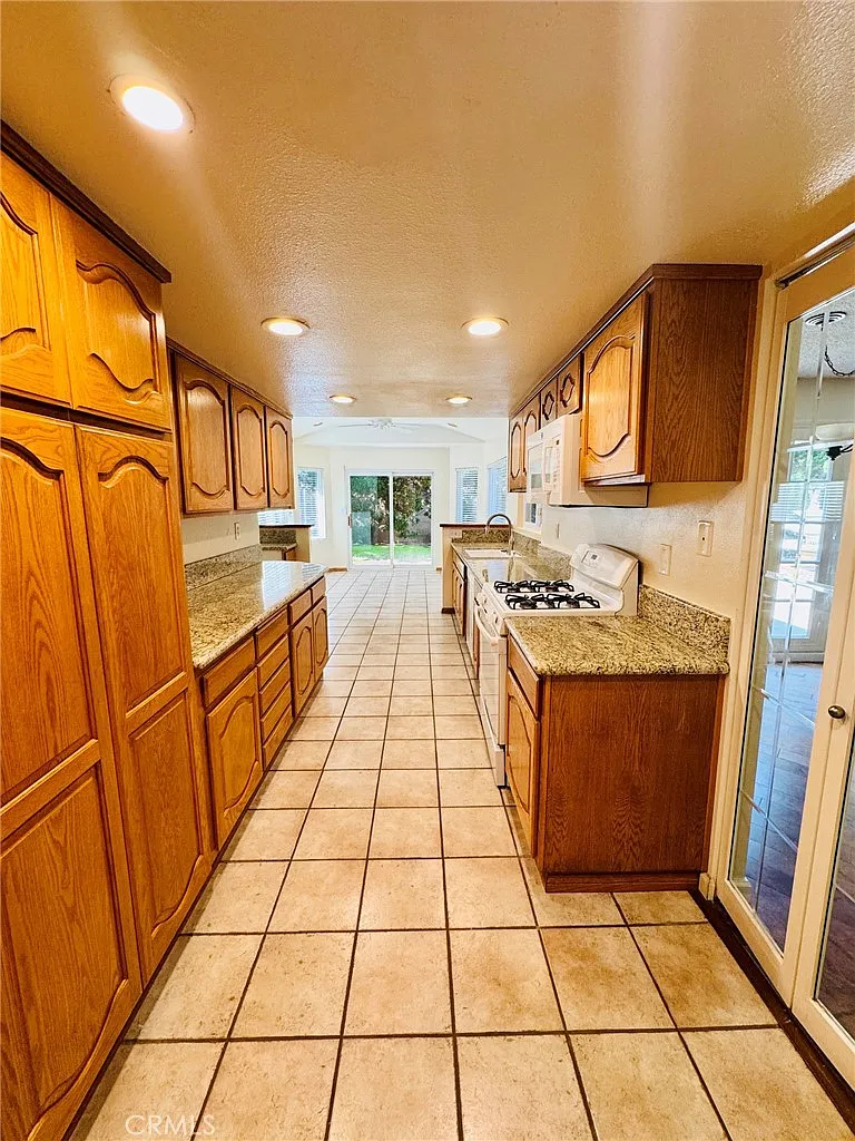 4 bed, 2705 sqft, $5,995 — Photo 2