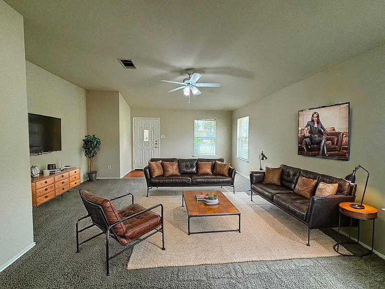 113 Salado Dr — Photo 5