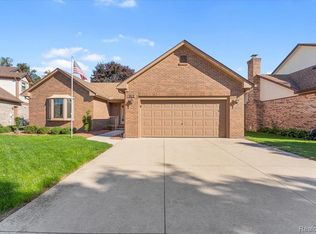 912 River Ct, Wyandotte, MI 48192