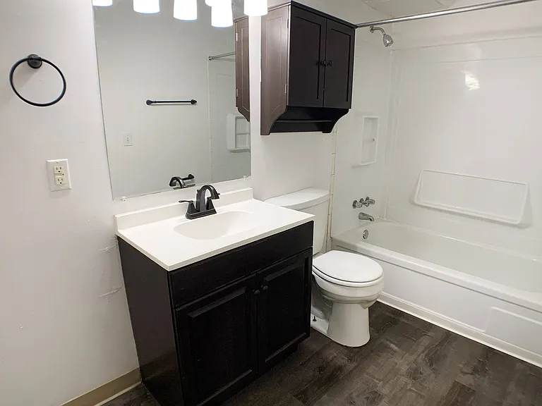 Crown Pointe Apartments — Photo 32