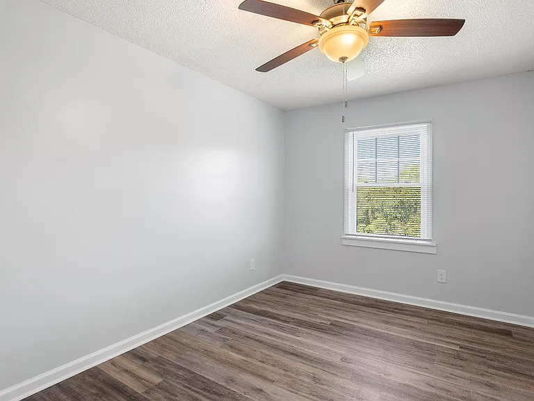 Riverview Apartments — Photo 21
