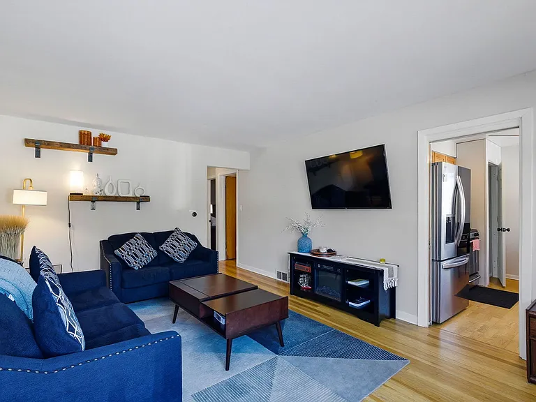 1512 Mulford St — Photo 2