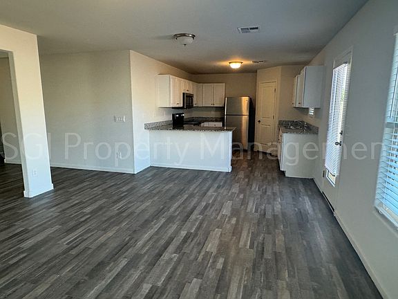 3rd image of 100 E Bobcat Pl