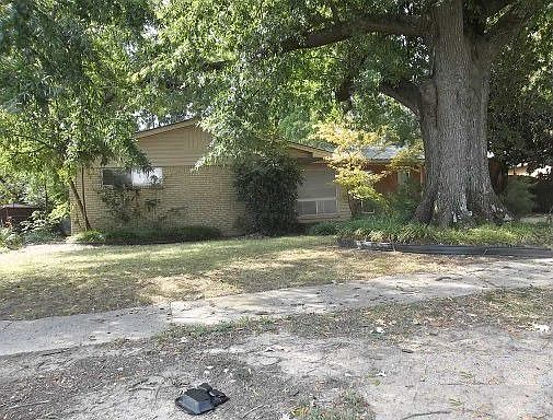 1st image of 107 W Pecan St