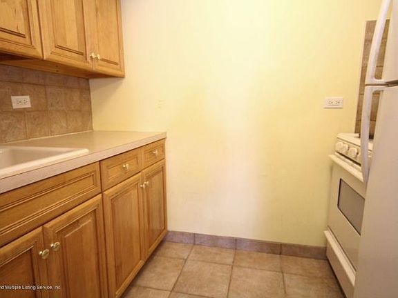 3rd image of 830 Howard Ave APT 6E