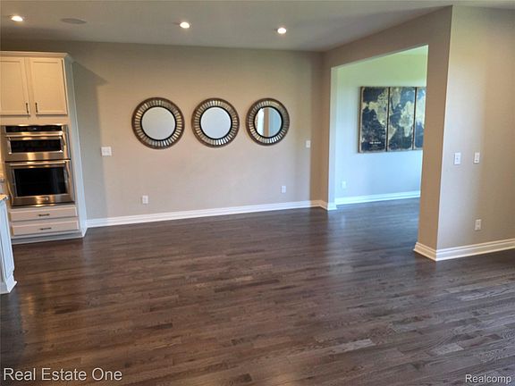 4th image of 4913 Glenora Dr #98