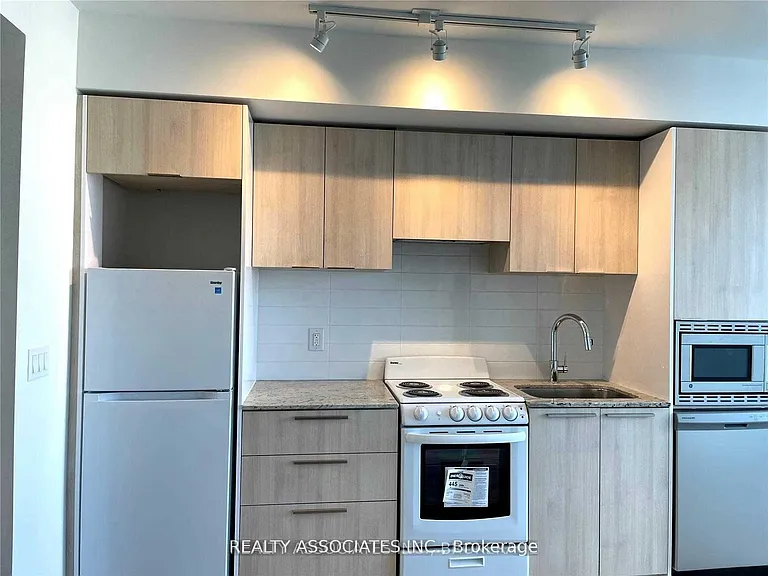 501 Yonge St #4003 — Photo 3