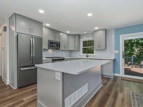 3rd image of 2818 Edinburgh Ct