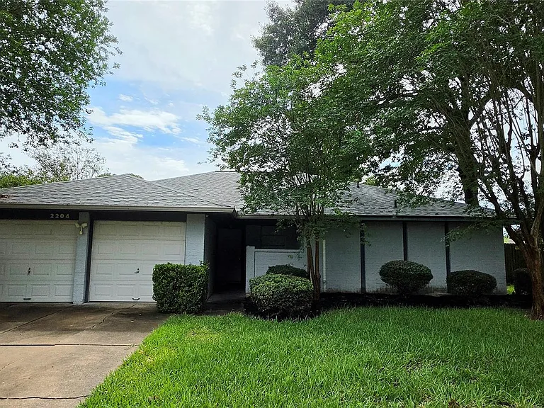 2204 Mimosa Ct — Photo 2