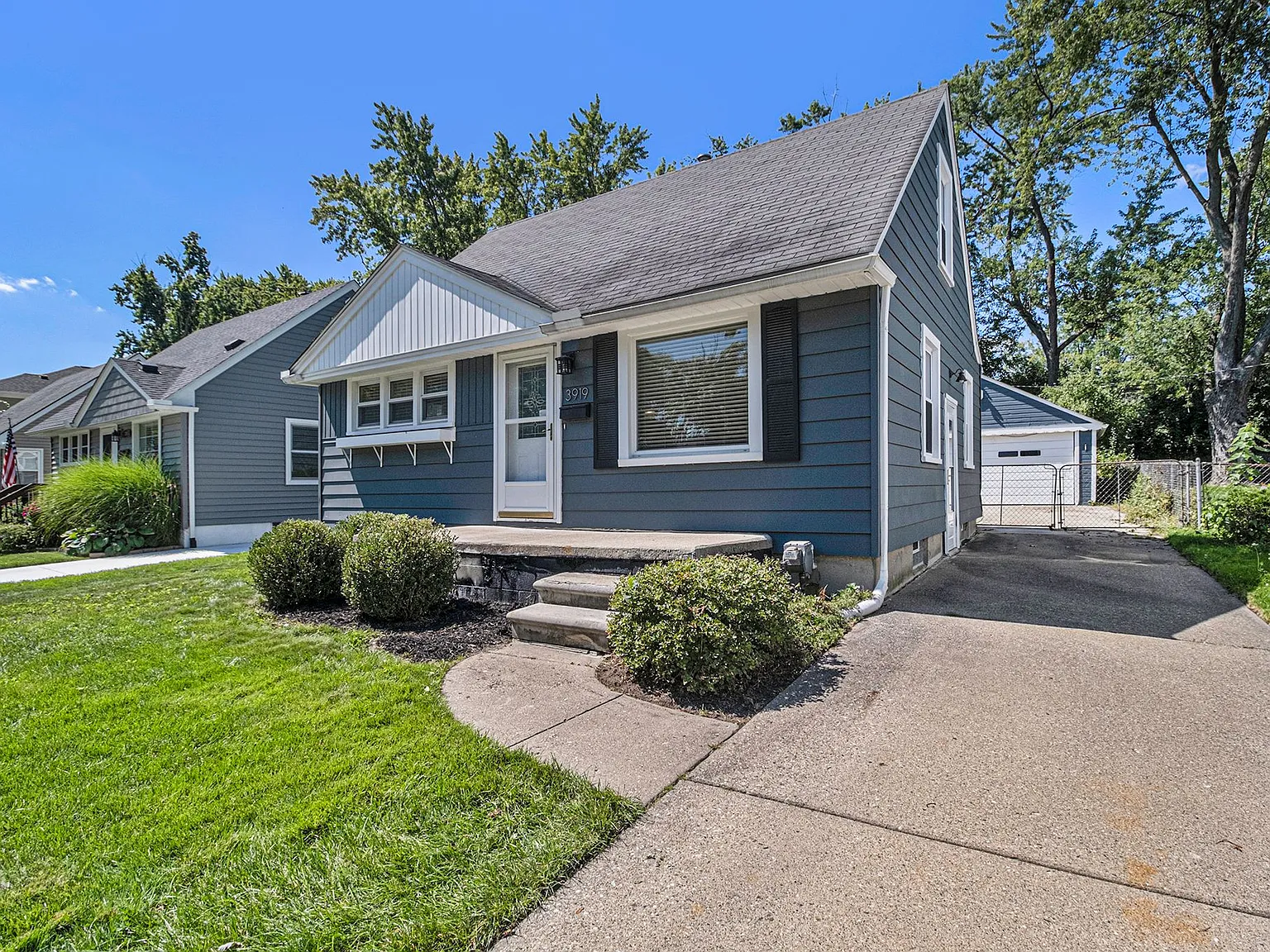 3 bed, 1.0 bath, 1036 sqft, $2,093 — Photo 1