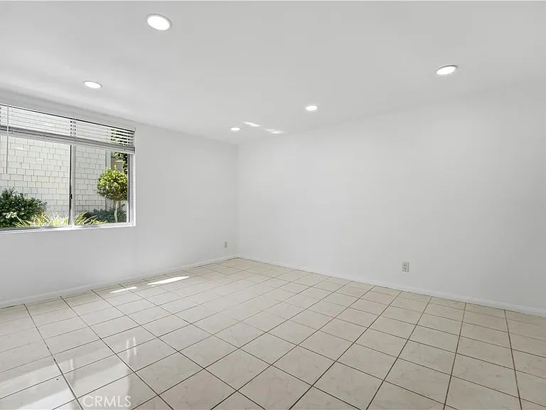5301 Balboa Blvd #F7 — Photo 24