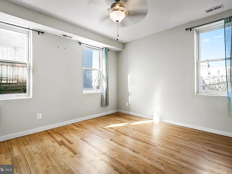 18 E Madison St #4 — Photo 26