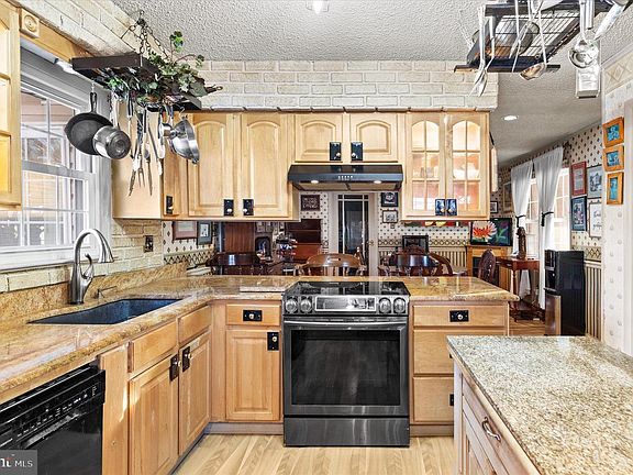 5th image of 615 Hammond St