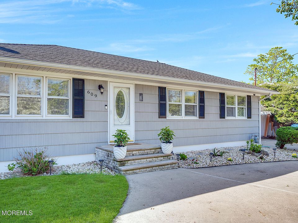 1st image of 609 Adamston Road