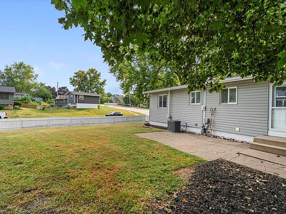 4th image of 4153 Greenbrier Dr