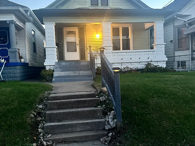 Hale Ave — Photo 1