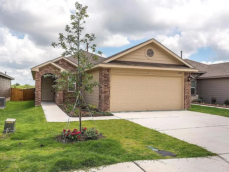 224 Lake Gln — Photo 2