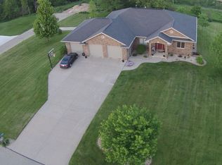 15974 Canterbury Ct, Dubuque, IA 52002