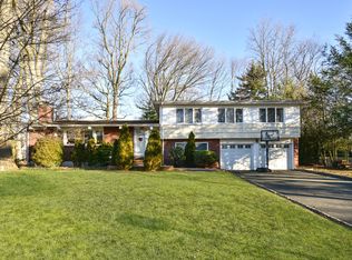 21 Woodcut Ln, New Rochelle, NY 10804