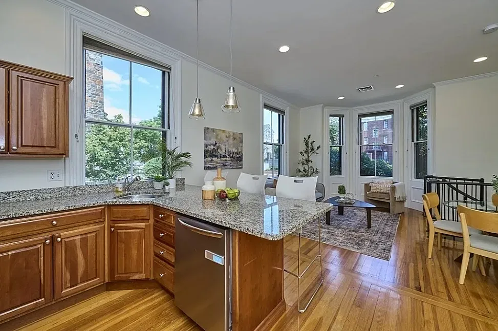 3 bed, 952 sqft, $1,214 — Photo 2
