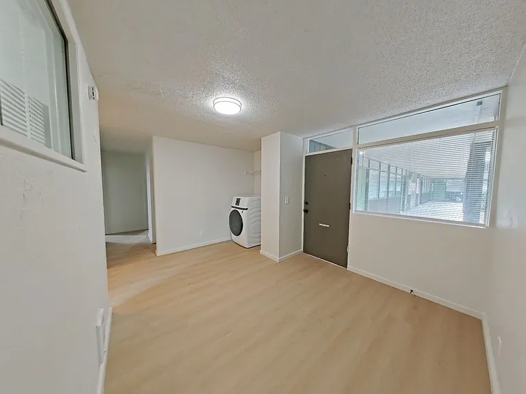 University Manor - Newly Renovated Units just a short walk from Campus! — Photo 36