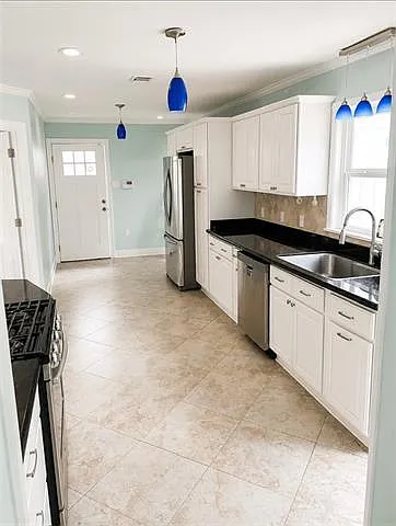 4 bed, 2.5 bath, 2400 sqft, $3,000 — Photo 4