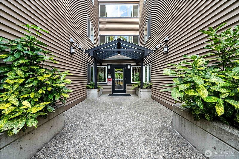 3rd image of 215 20th Avenue E #204