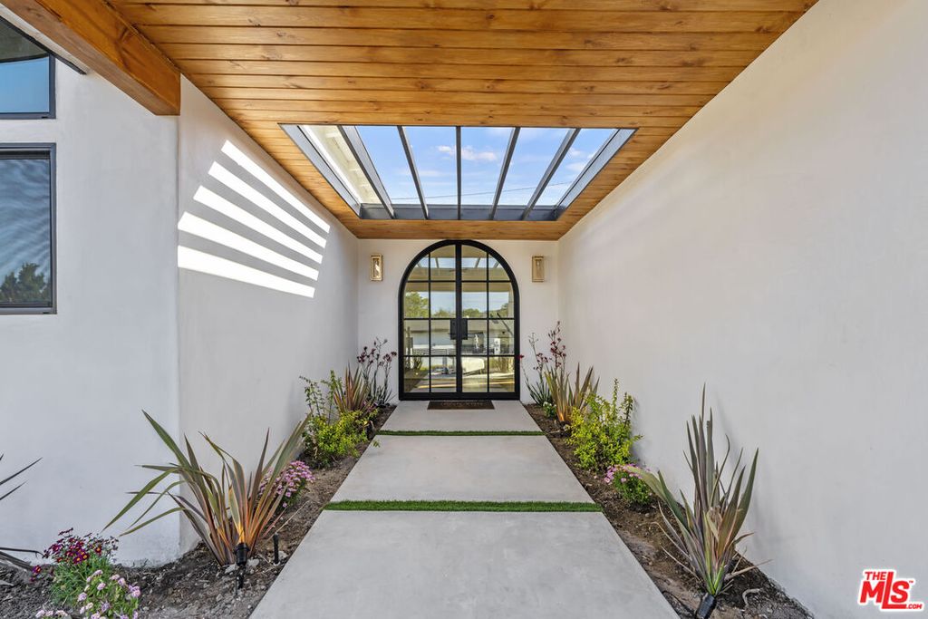 4600 Don Quixote Dr, Los Angeles, CA - View 6