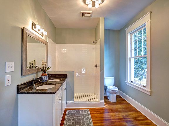 4th image of 3007 Montrose Ave