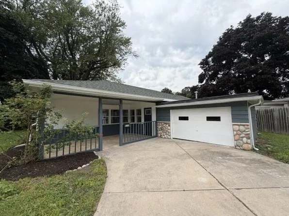 924 N Oakwood AVENUE, Oconomowoc, WI 53066